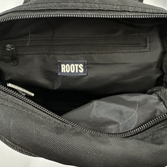 ROOTS Crossbody Bag Black Nylon Buckled Flap Lots of Pockets Back Pouch - Picture 4 of 6